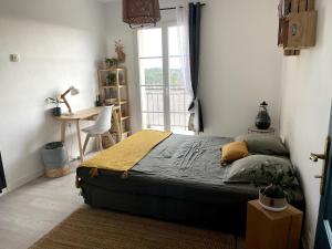 una camera da letto con un letto, una scrivania e una finestra di Bastide à Trans en Provence avec piscine et vue sur le massif des Maures a Trans-en-Provence Altre 36 foto
