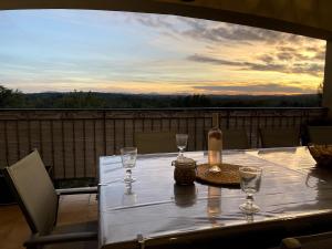 Balcone o terrazza di Bastide à Trans en Provence avec piscine et vue sur le massif des Maures