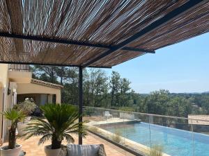 Piscina di Bastide à Trans en Provence avec piscine et vue sur le massif des Maures o nelle vicinanze