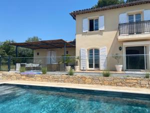 Piscina di Bastide à Trans en Provence avec piscine et vue sur le massif des Maures o nelle vicinanze