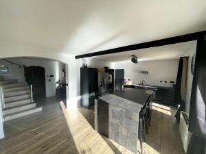 Cucina o angolo cottura di Bastide à Trans en Provence avec piscine et vue sur le massif des Maures