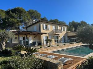Piscina di Bastide à Trans en Provence avec piscine et vue sur le massif des Maures o nelle vicinanze