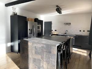 Cucina o angolo cottura di Bastide à Trans en Provence avec piscine et vue sur le massif des Maures