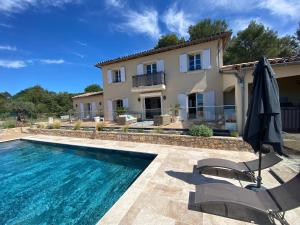 una villa con piscina e una casa di Bastide à Trans en Provence avec piscine et vue sur le massif des Maures a Trans-en-Provence