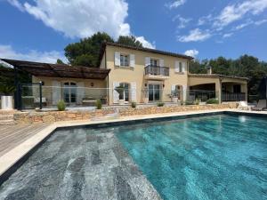 Piscina di Bastide à Trans en Provence avec piscine et vue sur le massif des Maures o nelle vicinanze