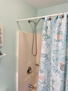 Foto dalla galleria di Sleeps 6, Pet friendly, Hot tub a Kill Devil Hills