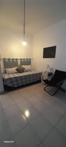 a bedroom with a bed and a tv and a chair at Departamento A&F II 1er piso Monoambiente 4 personas in San Fernando del Valle de Catamarca
