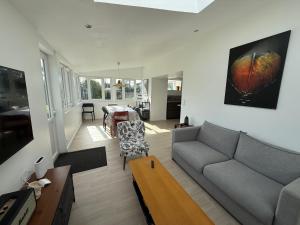 a living room with a couch and a table at Pied à terre Portsallais in Ploudalmézeau