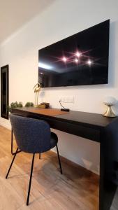 Μια τηλεόραση ή/και κέντρο ψυχαγωγίας στο Cozy studio in the heart of Cannes +2 φωτογραφίες