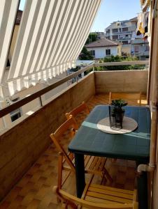 a balcony with a table and chairs on a roof at Appartamento Mare Blu in Martinsicuro
