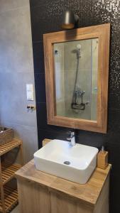 ミエンジボジェにあるLoftowe Zacisze nad Bałtykiem - 5 to the Seaの白い洗面台と鏡のあるバスルーム +27枚の写真