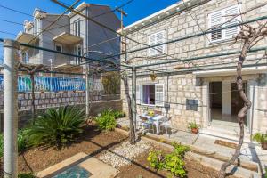 a house with a bunch of wires in front of it at Apartman Monkovic in Mokošica