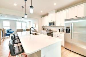 Una cocina con gabinetes blancos y una encimera blanca. en Barefoot Resort & Golf Near Barefoot Landing, en North Myrtle Beach