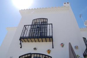um edifício branco com uma varanda em Los Pinos 25 Villas Casasol em Nerja