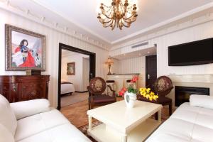 Télévision ou salle de divertissement dans l'établissement Art Palace Suites & Spa