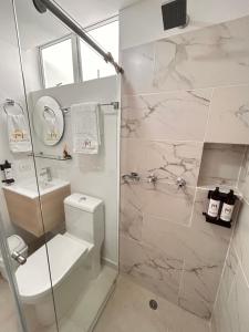 Bilik mandi di Hotel Plaza Mayor Itagui