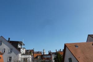 ラーベンスブルクにあるA＆M ヴォーネンの建物と青空の街並み