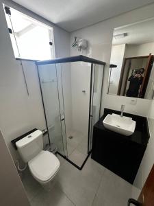 a bathroom with a shower and a toilet and a sink at Apto inteiro com 3 quartos, sendo 1 suite com ar condicionado cidade Nobre in Ipatinga
