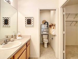 Ένα μπάνιο στο Cozy home, Right Next Door to Lake Sumter Square! +20 φωτογραφίες