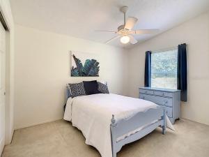 Ένα ή περισσότερα κρεβάτια σε δωμάτιο στο Cozy home, Right Next Door to Lake Sumter Square!