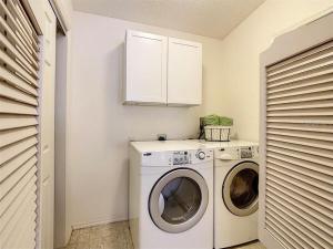Η κουζίνα ή μικρή κουζίνα στο Cozy home, Right Next Door to Lake Sumter Square!
