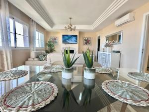 Televízia a/alebo spoločenská miestnosť v ubytovaní Mirador Panoramic Sea Views - Private villa