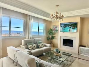 Televízia a/alebo spoločenská miestnosť v ubytovaní Mirador Panoramic Sea Views - Private villa