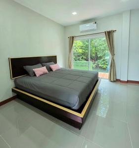Ένα ή περισσότερα κρεβάτια σε δωμάτιο στο Aonang Riverside Home