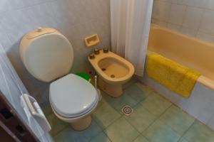 a bathroom with a toilet and a sink and a tub at Casa Vintage in San Carlos de Bariloche +29 photos