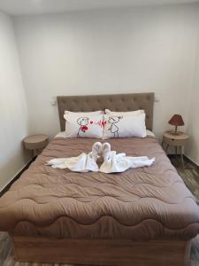 une chambre avec un lit avec deux serviettes dessus dans l'établissement Casinhas da aldeia-casa da xiquita, à Seia 25 autres photos