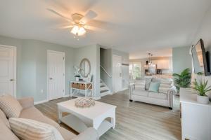 TV a/nebo společenská místnost v ubytování Walk to Shore Multi-Deck Townhome in Kure Beach!