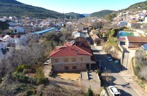 una vista aérea de un pueblo con una casa en Complejo Ribera de Salobre, en Salobre
