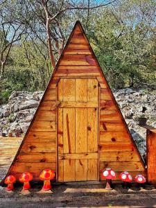 una piccola cabina in legno con funghi rossi di Glamping El Cielo Adventures a Gómez Farías Altre 3 foto