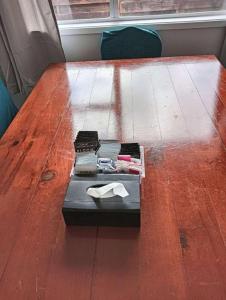 ロトルアにあるServed 3-Bedroom House A including 5 Double Beds, 1 Single Bed, and 2 King Sofa Bedsの木製テーブル