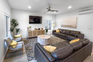 Southern Trailer ParkLuxury Stay at The Vue Pool Spa & Pickleball的带沙发和桌子的客厅