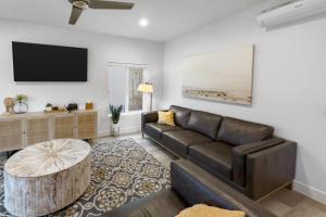 Luxury Stay at The Vue Pool Spa & Pickleball的休息区