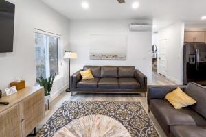 Luxury Stay at The Vue Pool Spa & Pickleball的休息区
