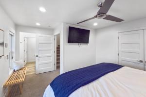 Luxury Stay at The Vue Pool Spa & Pickleball客房内的一张或多张床位