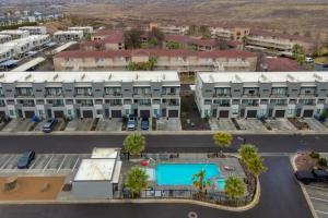 Luxury Stay at The Vue Pool Spa & Pickleball内部或周边的泳池
