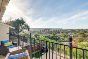 A balcony or terrace at Balconies and Views Modern Abode in Poway!