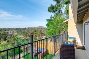 A balcony or terrace at Balconies and Views Modern Abode in Poway!