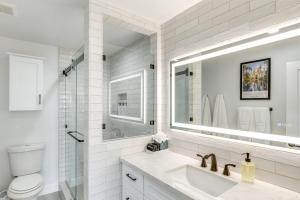 A bathroom at Balconies and Views Modern Abode in Poway!