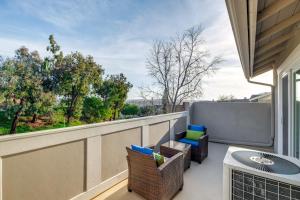 A balcony or terrace at Balconies and Views Modern Abode in Poway!