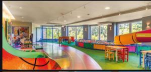 una sala giochi per bambini con scivolo e parco giochi di Laguetto Bianca a Gramado