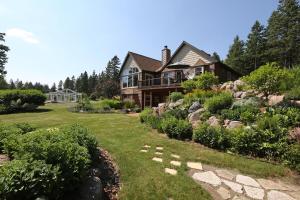 ウォーソーにあるSpectacular Garden Chalet close to Rib Mountainの庭のある家