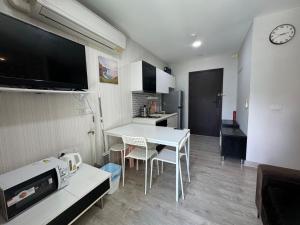 Η κουζίνα ή μικρή κουζίνα στο Royal Lee Condo
