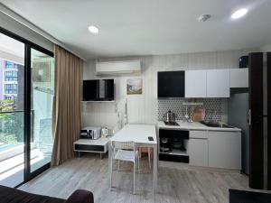 Η κουζίνα ή μικρή κουζίνα στο Royal Lee Condo