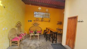 ein Esszimmer mit Stühlen, Tischen und einem Fenster in der Unterkunft Estancia Chon Cortes in Cupilco + 1 Foto