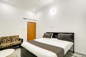 Postel nebo postele na pokoji v ubytování Hotel O BJ Residency