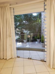 a glass door in a room with a patio at Siéntete como en tu casa in Tarija